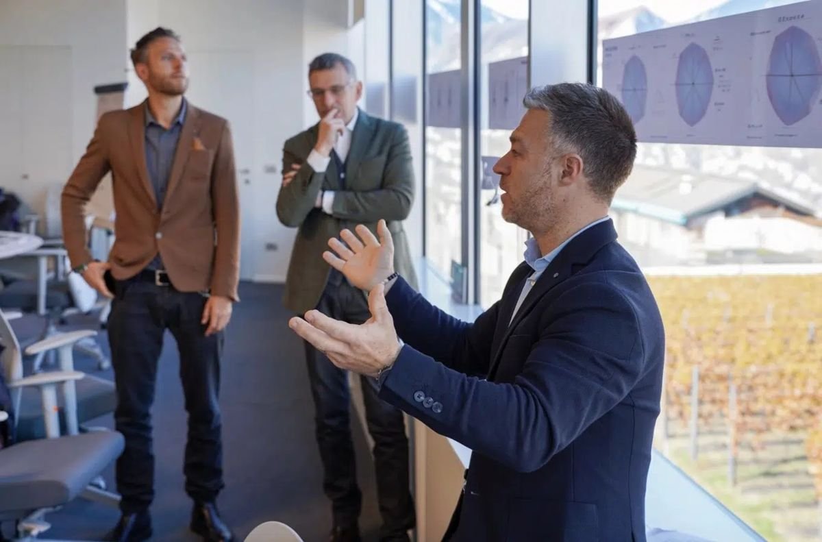 Luciano Wehrli dirigiendo un taller práctico AI&WINE con responsables de bodega