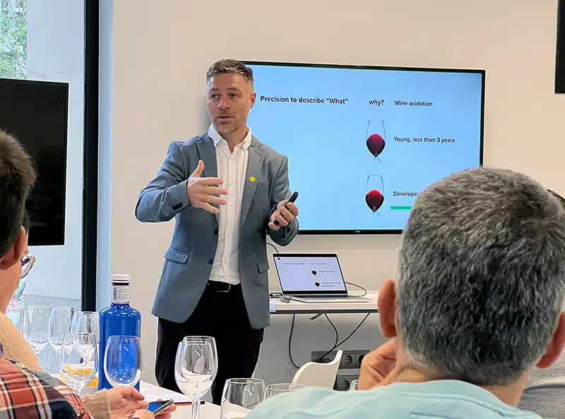 Luciano Wehrli explicando en un seminario de vinos en Barcelona