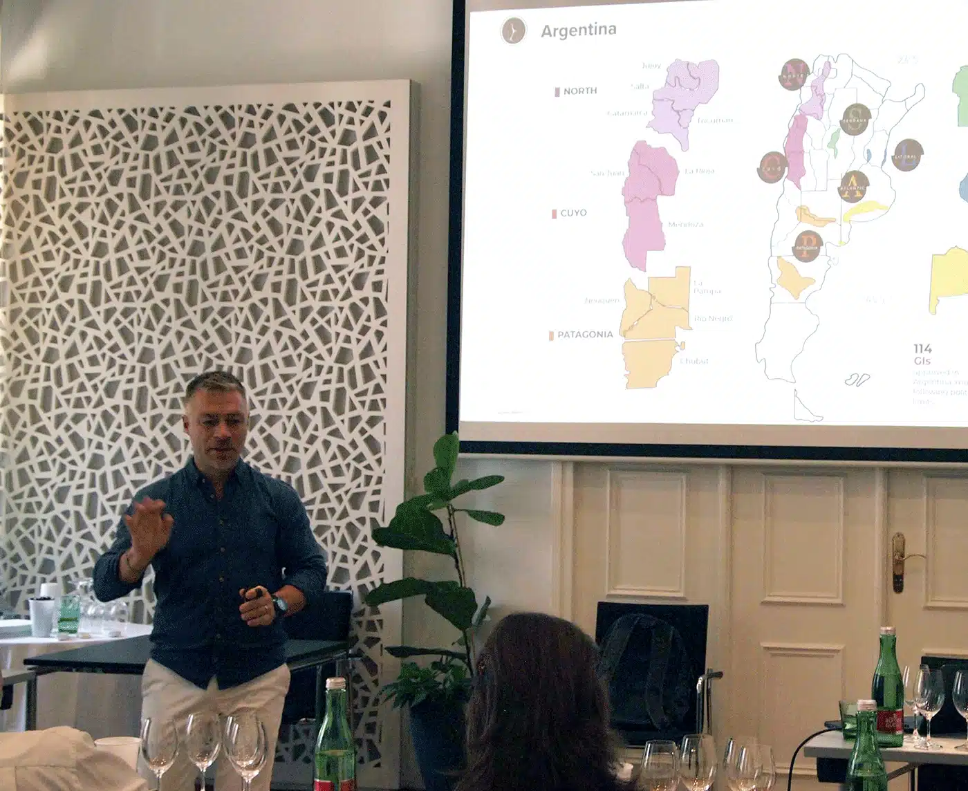 Luciano Wehrli presentando un flight de vinos blancos