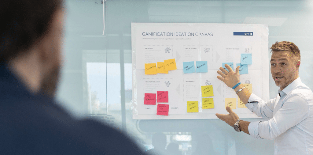 Luciano Wehrli dirigiendo un taller con un lienzo de ideas